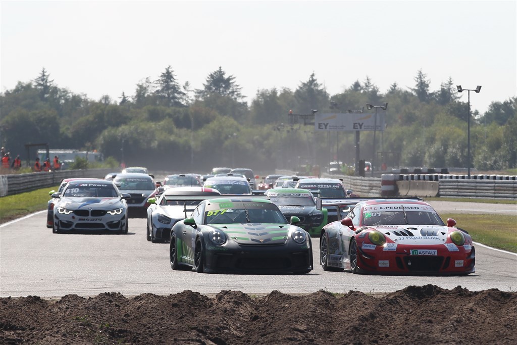 Der var masser af nærkampe i de to timelange løb i Danish Endurance Championship.
(Foto: Henning Smed Madsen)